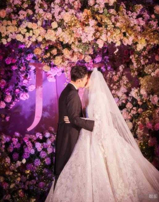 照片中糖糖穿着白色露背婚纱圣洁美丽,罗晋黑色西装绅士优雅,两人