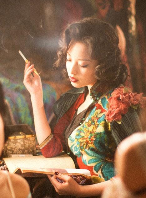 倪妮身着旗袍凹凸有致,藏在其中的,是传统中国女性的刚柔之美