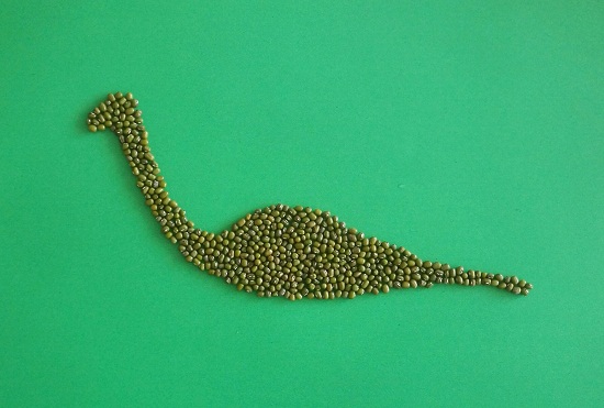 儿童手工制作豆子粘贴画,用豆子diy创意粘贴可爱的小恐龙