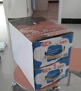 用废旧的空牛奶箱diy多层抽屉的收纳盒