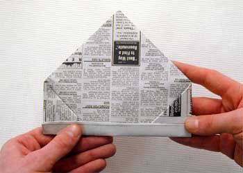 用报纸手工制作简易的折纸纸帽 纸帽的折法