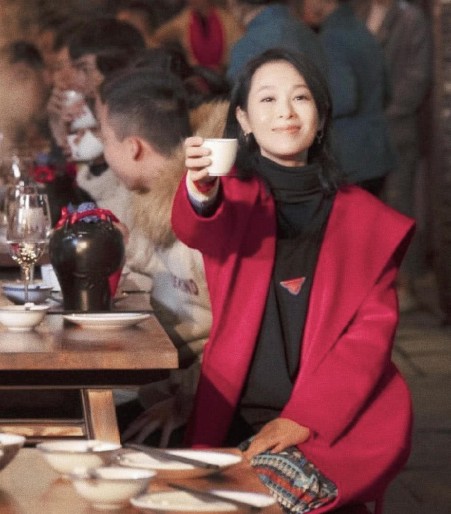 刘若英真是不老女神,搭配黑色上衣 白色西裤,短发发型时髦减龄