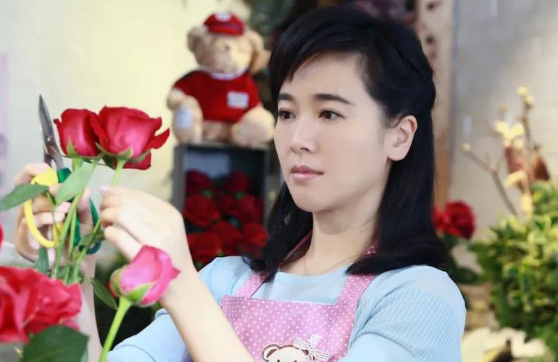 42岁左小青身材像极少女,诱惑十足