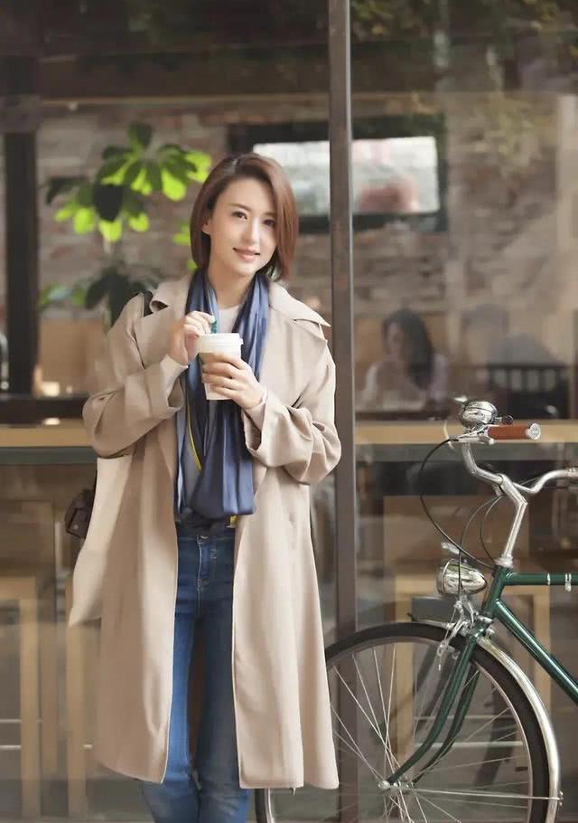 40岁张蕾穿基础款风衣搭配牛仔裤减龄时髦,美成仙女