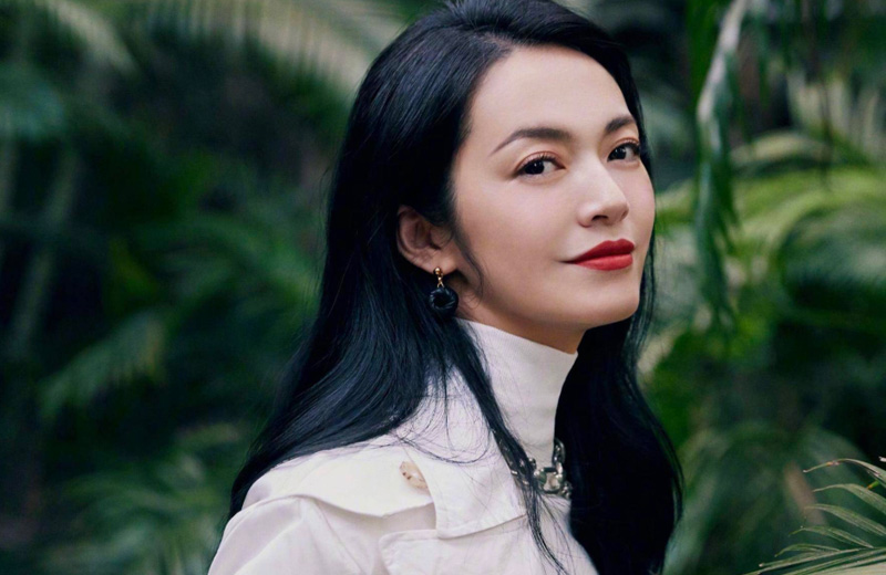 姚晨拍摄新剧还不忘陪伴儿子邀请小土豆跳舞五官精致且阳光