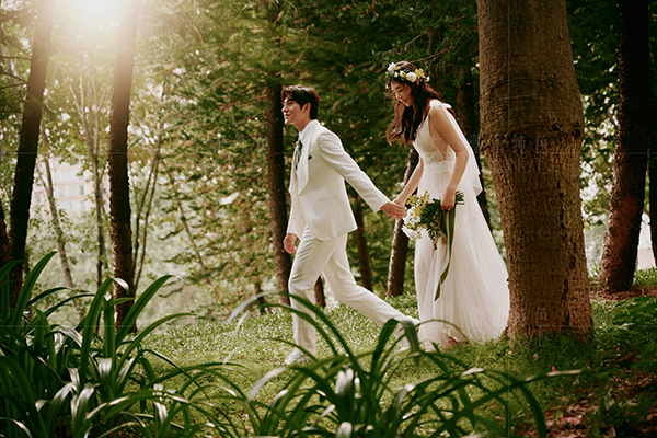 很快就计划好了婚纱摄影过程,并且带我们去了重庆黄水国家森林公园,我