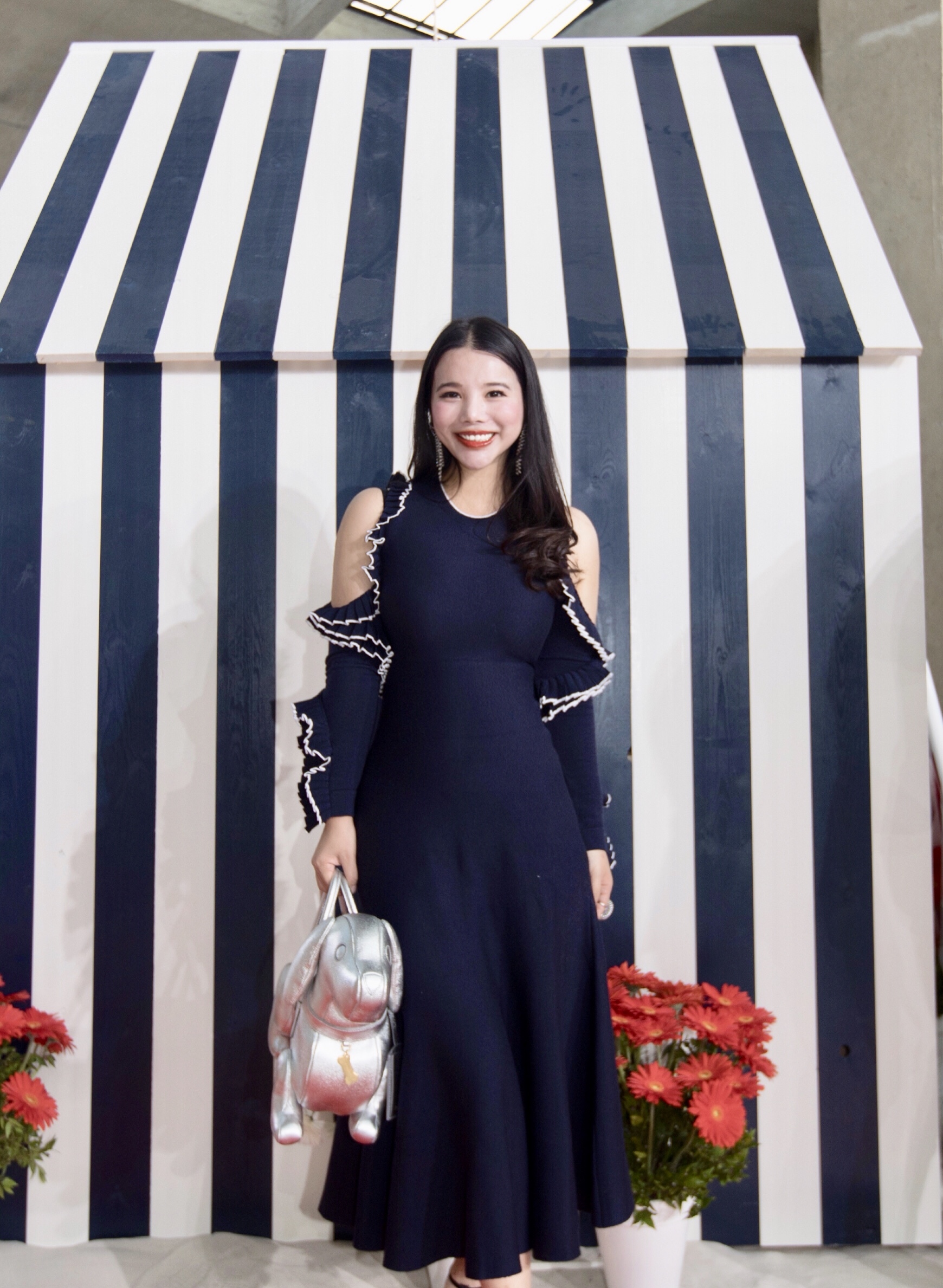 余晚晚现身巴黎时装周thom browne秀 荷叶袖长裙秀香肩