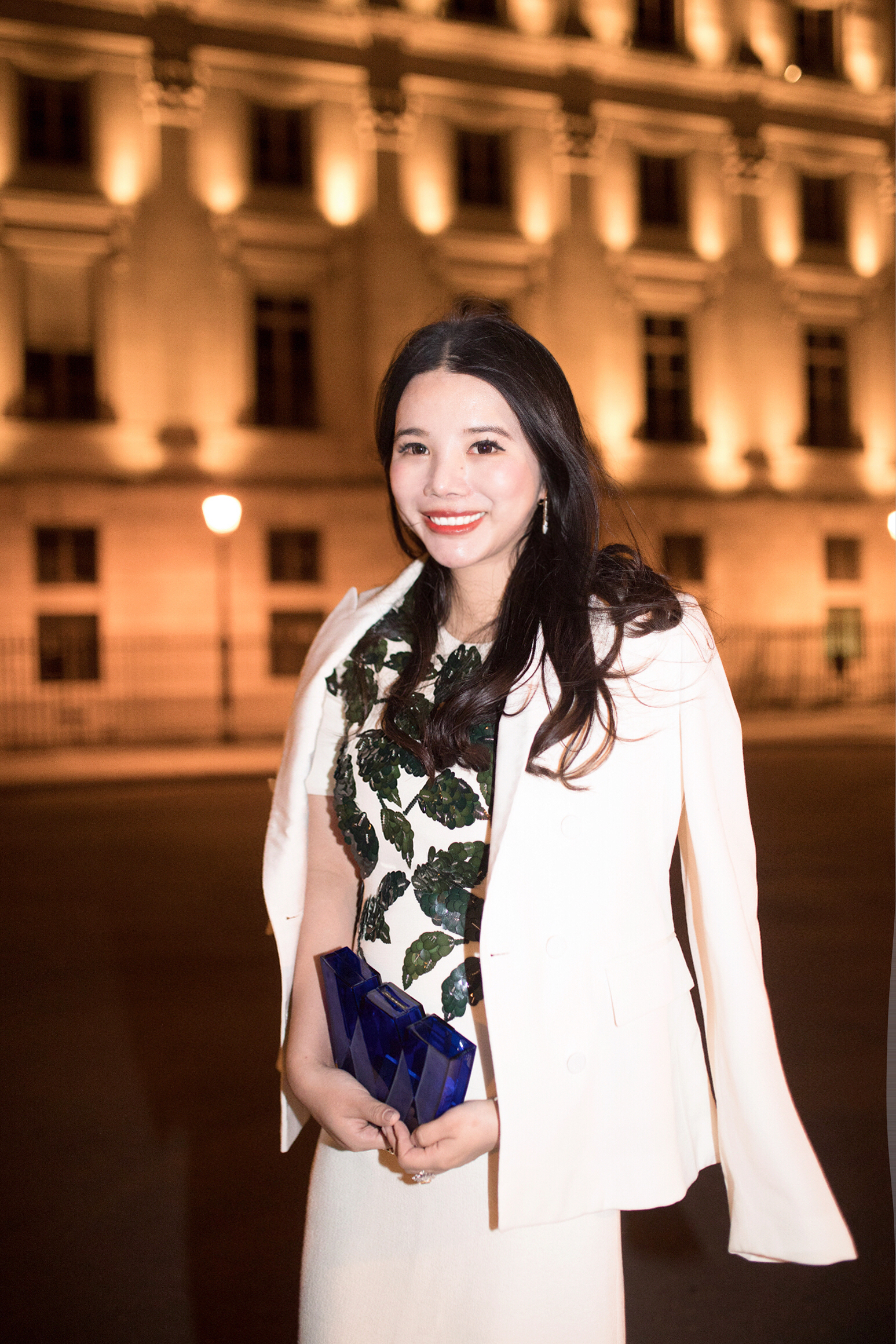 余晚晚现身巴黎时装周givenchy秀 优雅迷人笑靥如花