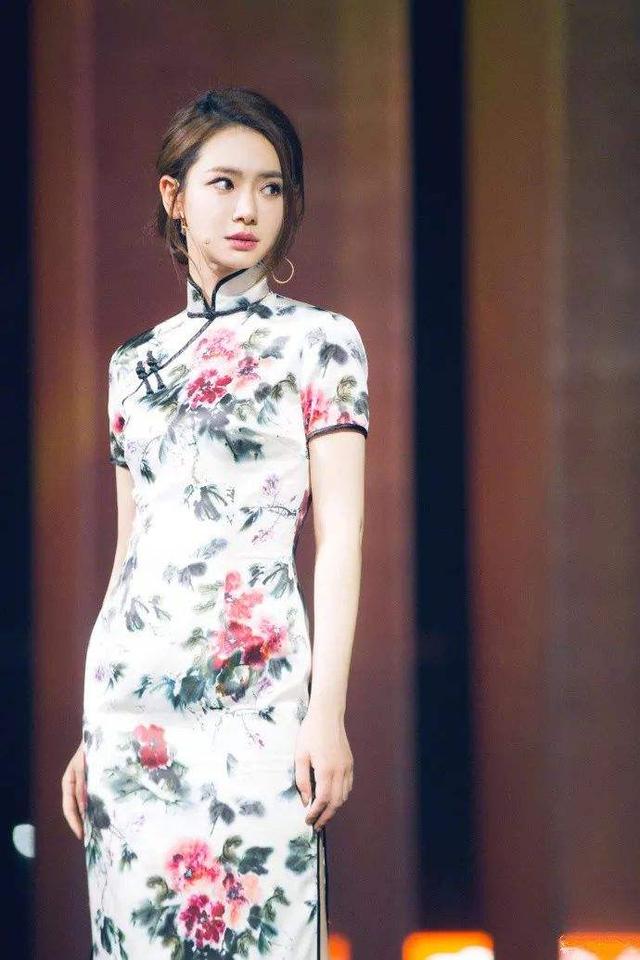 女明星们都穿白色旗袍,孙怡最清纯,秦岚最典雅,最经典还是她!