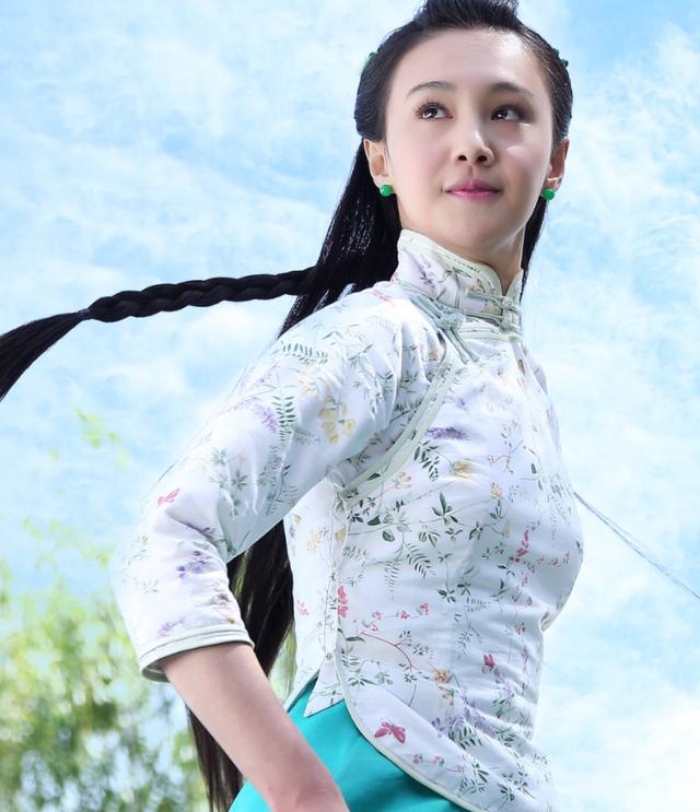 郑爽在这部剧里穿过的旗袍,颜色都可以凑出个彩虹了!