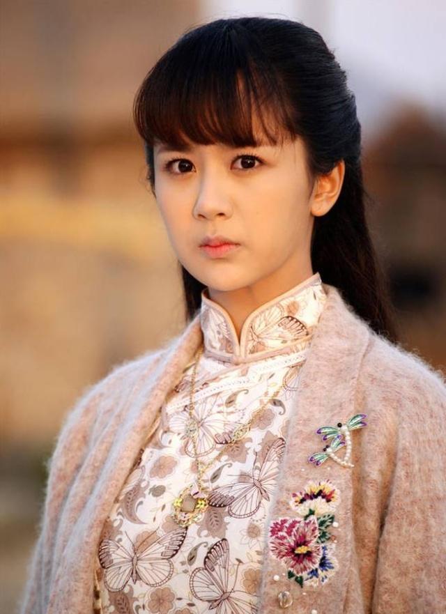 90后小花杨紫身穿旗袍宛若大家闺秀,满屏彰显着书卷优雅气质!