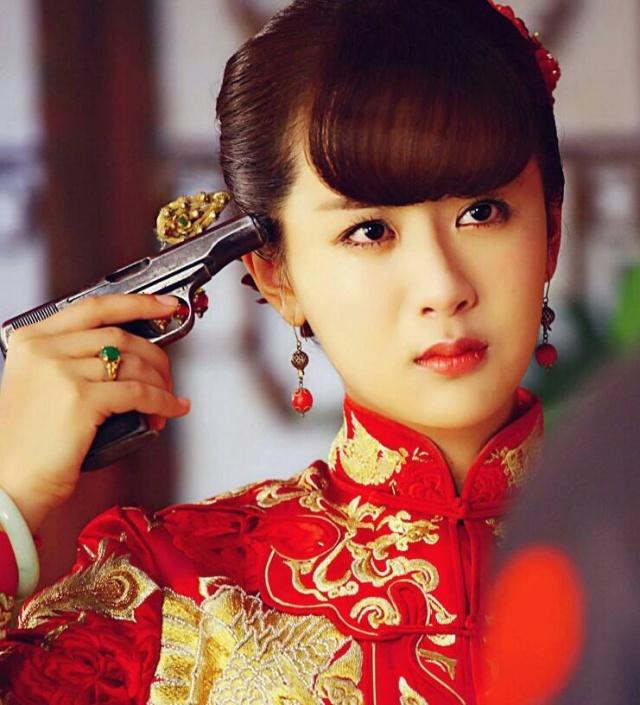 90后小花杨紫身穿旗袍宛若大家闺秀,满屏彰显着书卷优雅气质!