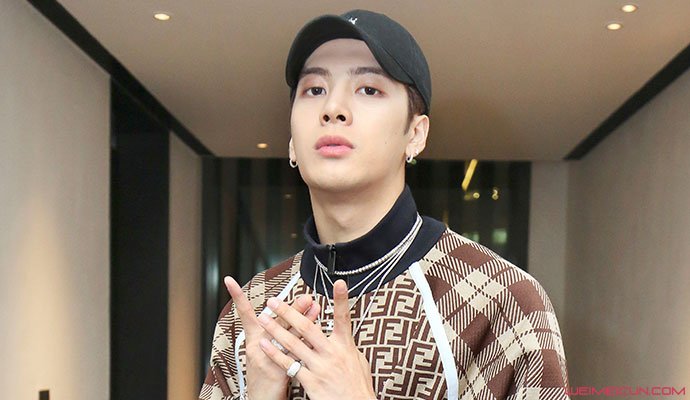 王嘉尔为爸爸庆生 爸爸王锐基身份惊人妈妈周平更不简单