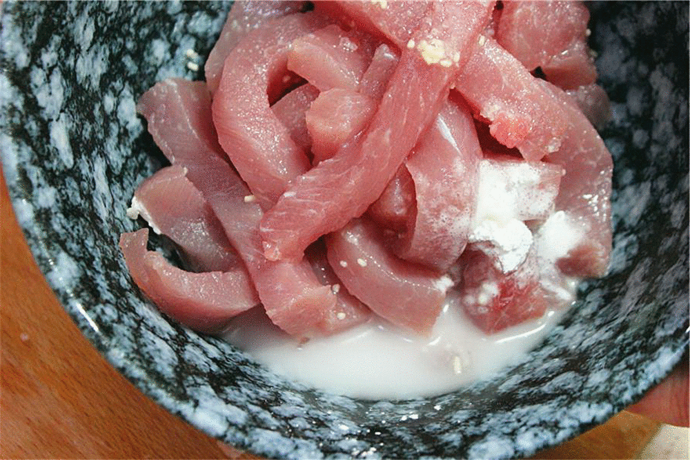 腌肉直接加"水淀粉"大错特错!很多人都不懂,难怪肉越炒越老