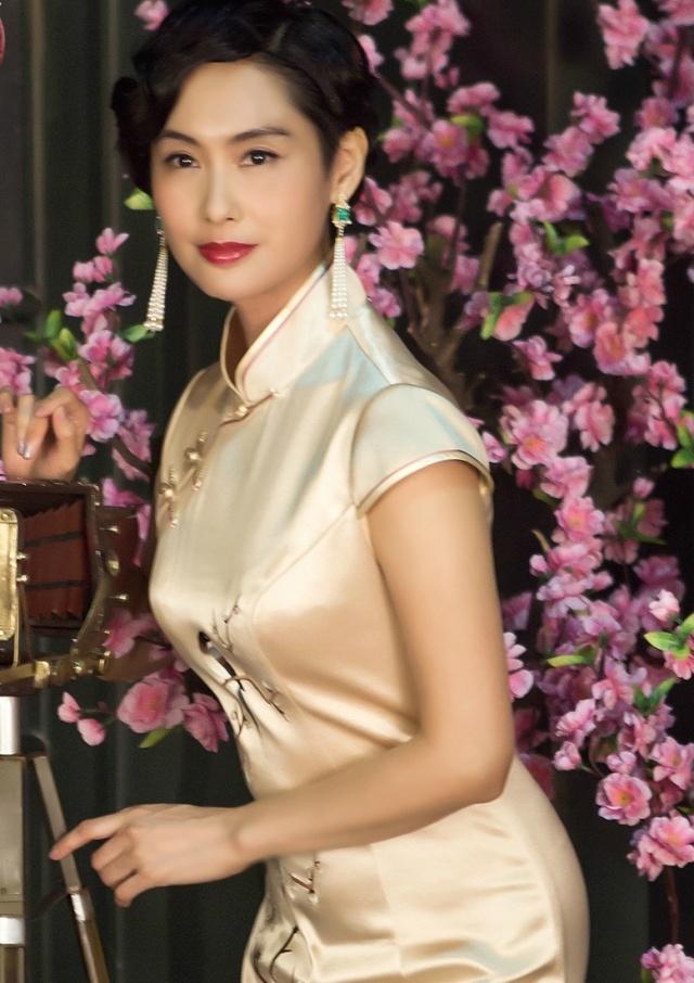 人间尤物"紫霞仙子"朱茵,一袭旗袍倾倒众人,惊艳时光!