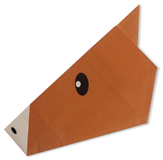 马脸折纸需要准备的材料:一张方形的纸.