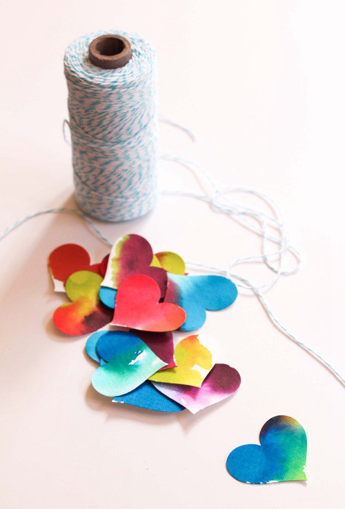 卡纸手工diy创意的彩色心形花环挂饰