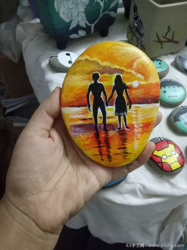 夕阳下的爱侣石头画手绘教程