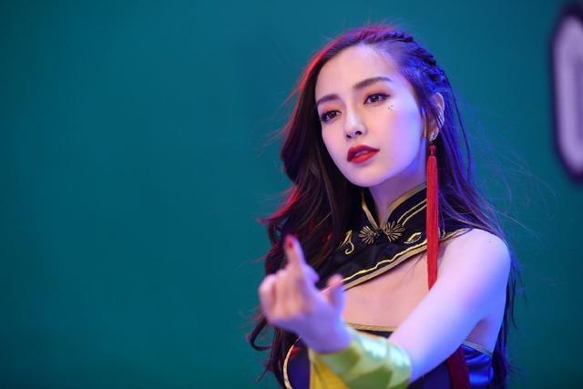 angelababy穿着改良旗袍大秀身材,妩媚动人,前凸后翘!