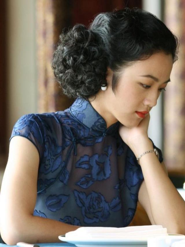 汤唯土色礼服亮相上海电影节艳压群芳,有一种气质叫汤唯穿旗袍!