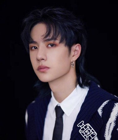 男生中分烫内扣c卷发型