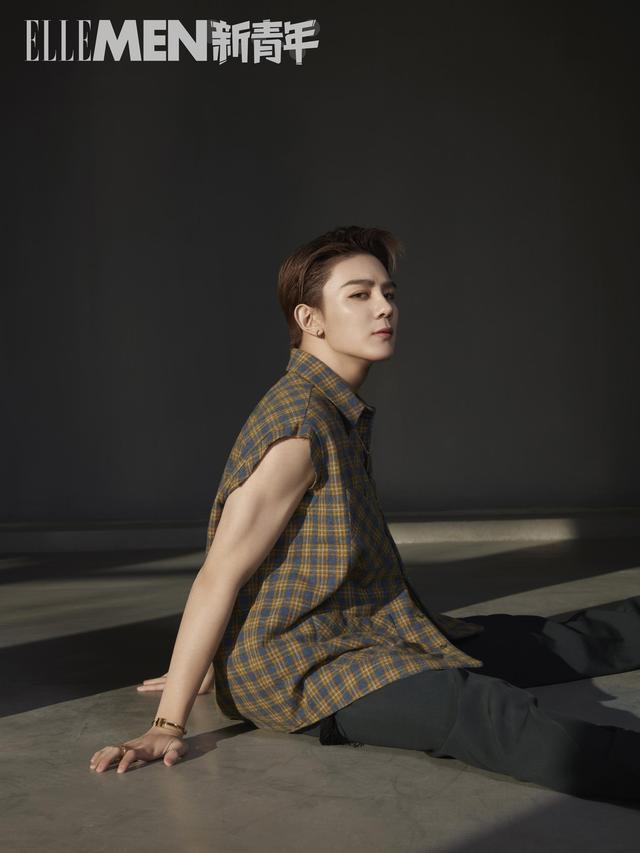 夏之光首拍芭莎时尚大片,皮裤造型朋克霸气,眼神冷傲总裁感十足