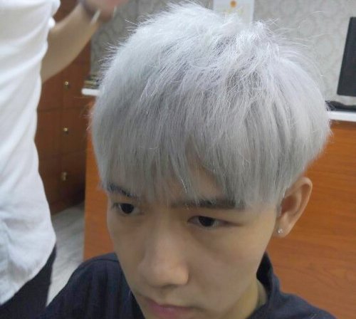 男生怎么染浅银灰色头发好看图片 发色不跑偏好发型不怕漂染