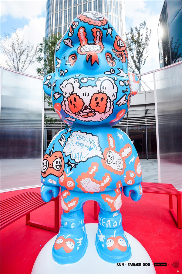 潮玩顶流farmer bob亮相蕾虎先锋时装艺术节