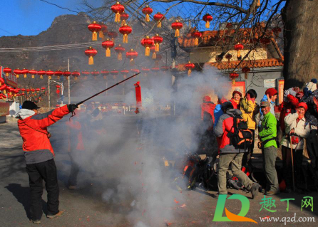 大年初一放鞭炮是我们的传统习俗,只不过随着很多地区禁止燃放鞭炮,这