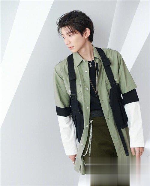 王源复古小辫造型 清爽彰显时尚格调